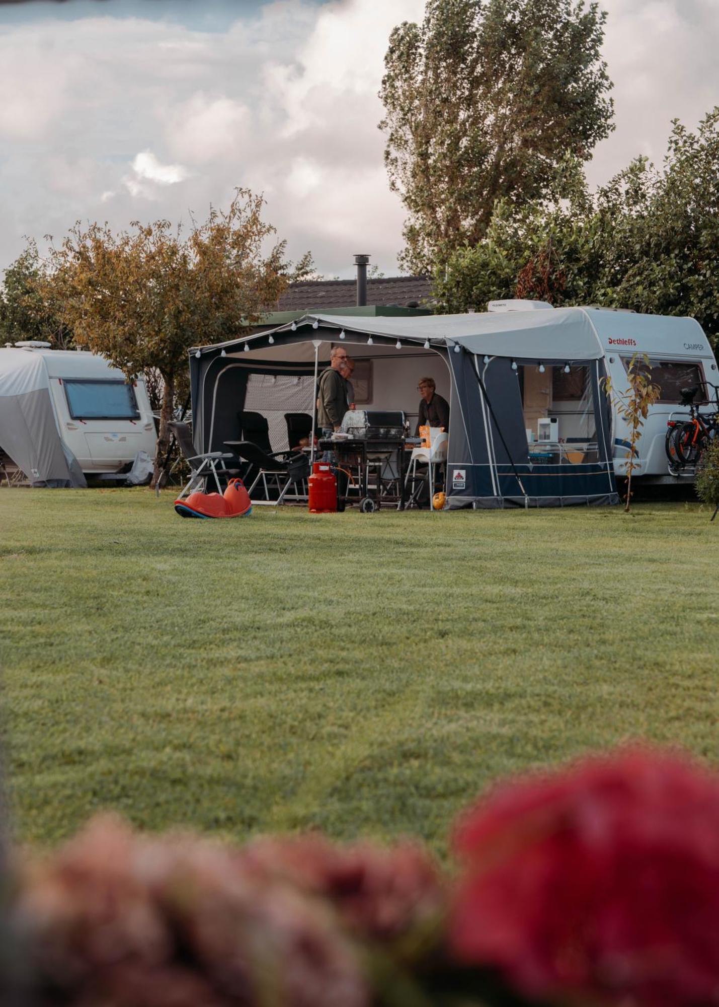 Camping De Tulpenweide Lege Kampeerplaats, Lege Plaats Op Het Gras Zonder Bed Breezand Exterior photo