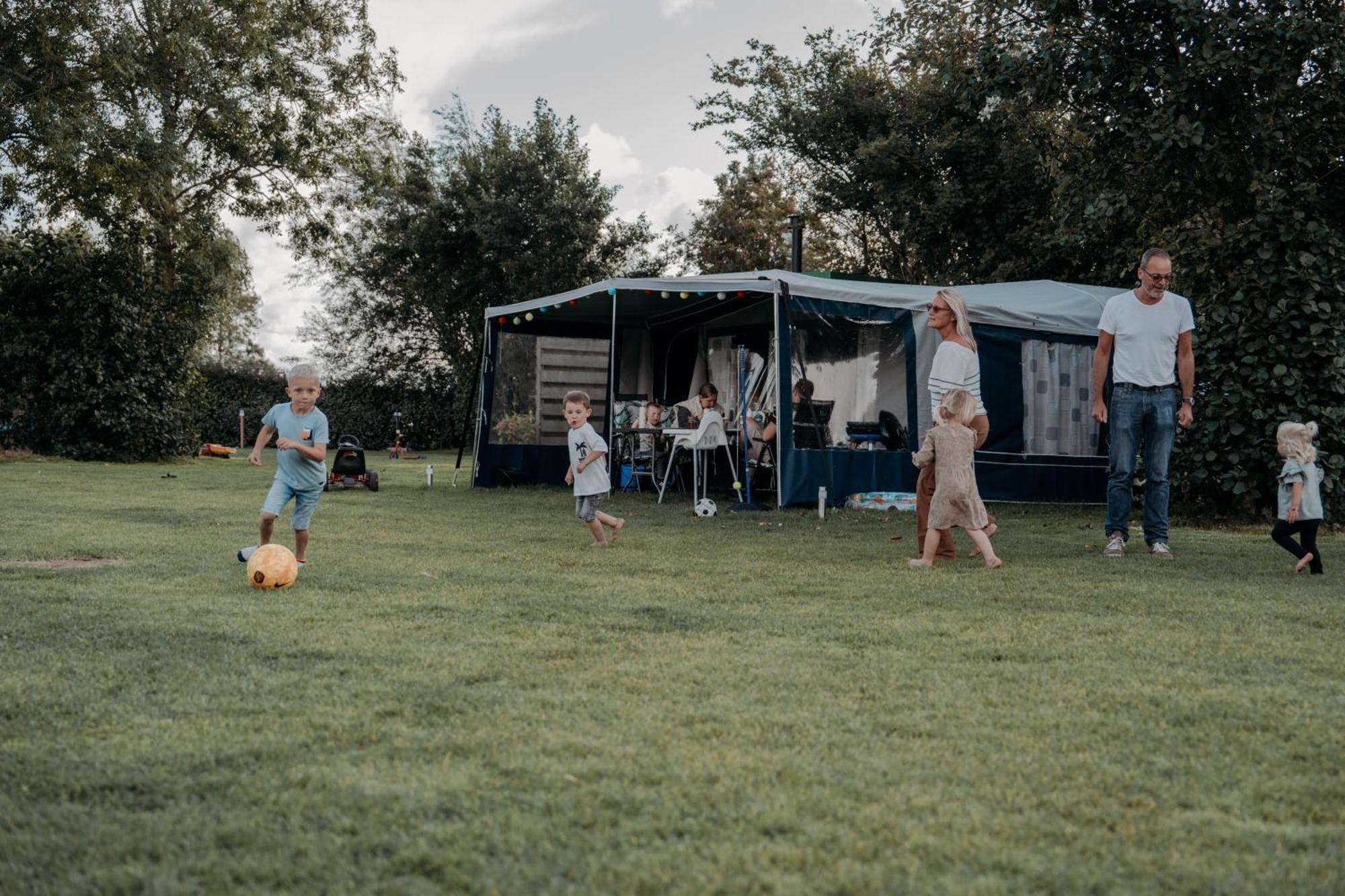 Camping De Tulpenweide Lege Kampeerplaats, Lege Plaats Op Het Gras Zonder Bed Breezand Exterior photo