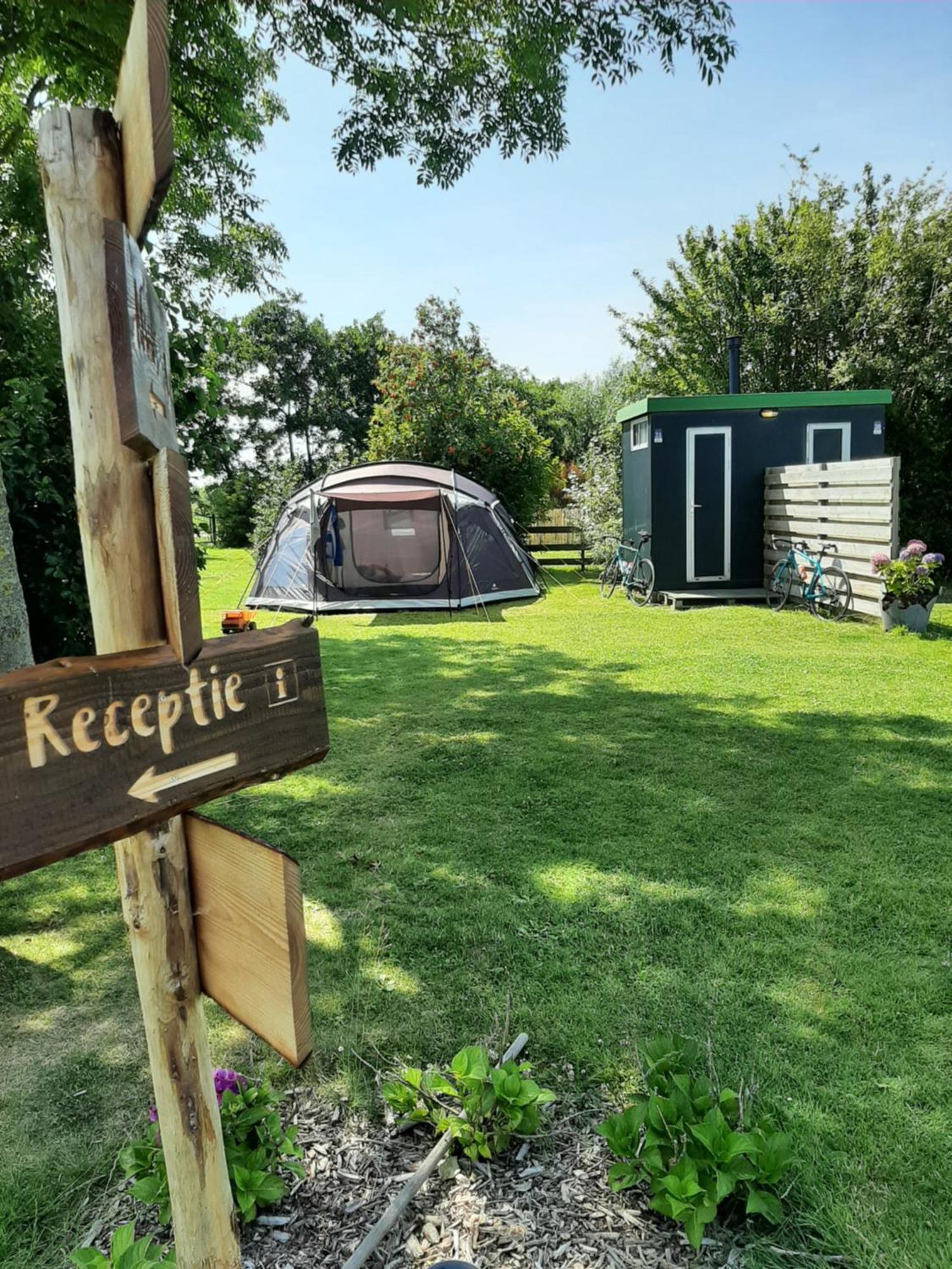 Camping De Tulpenweide Lege Kampeerplaats, Lege Plaats Op Het Gras Zonder Bed Breezand Room photo