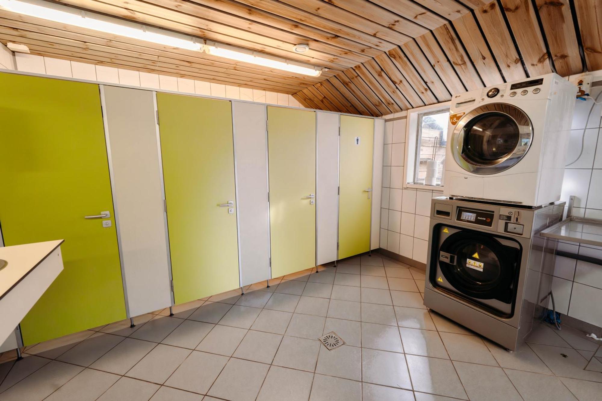 Camping De Tulpenweide Lege Kampeerplaats, Lege Plaats Op Het Gras Zonder Bed Breezand Room photo