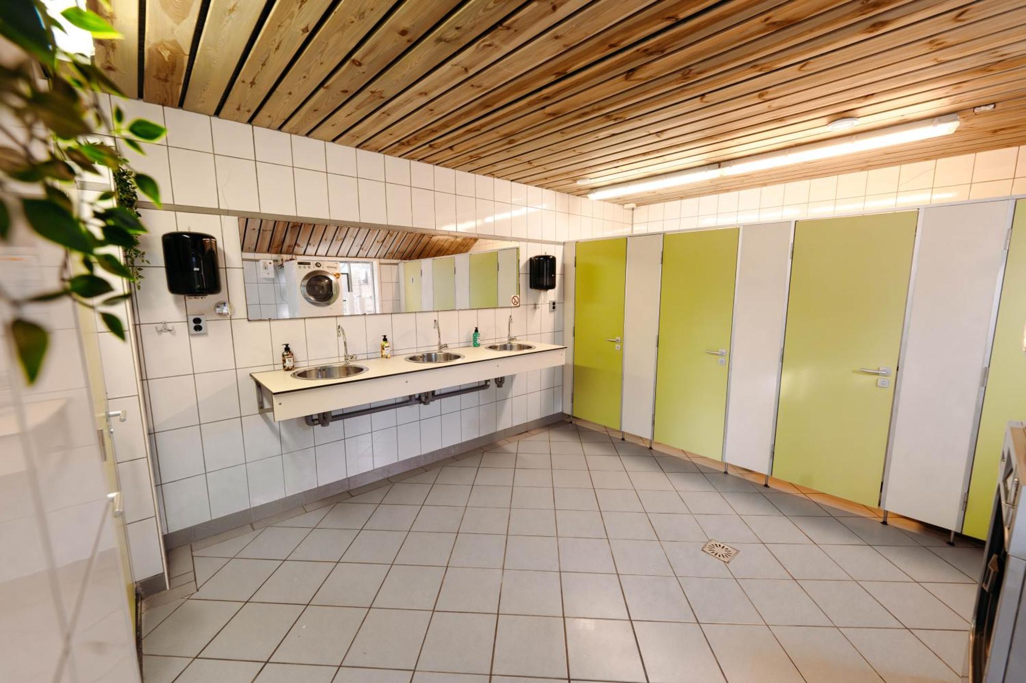 Camping De Tulpenweide Lege Kampeerplaats, Lege Plaats Op Het Gras Zonder Bed Breezand Room photo