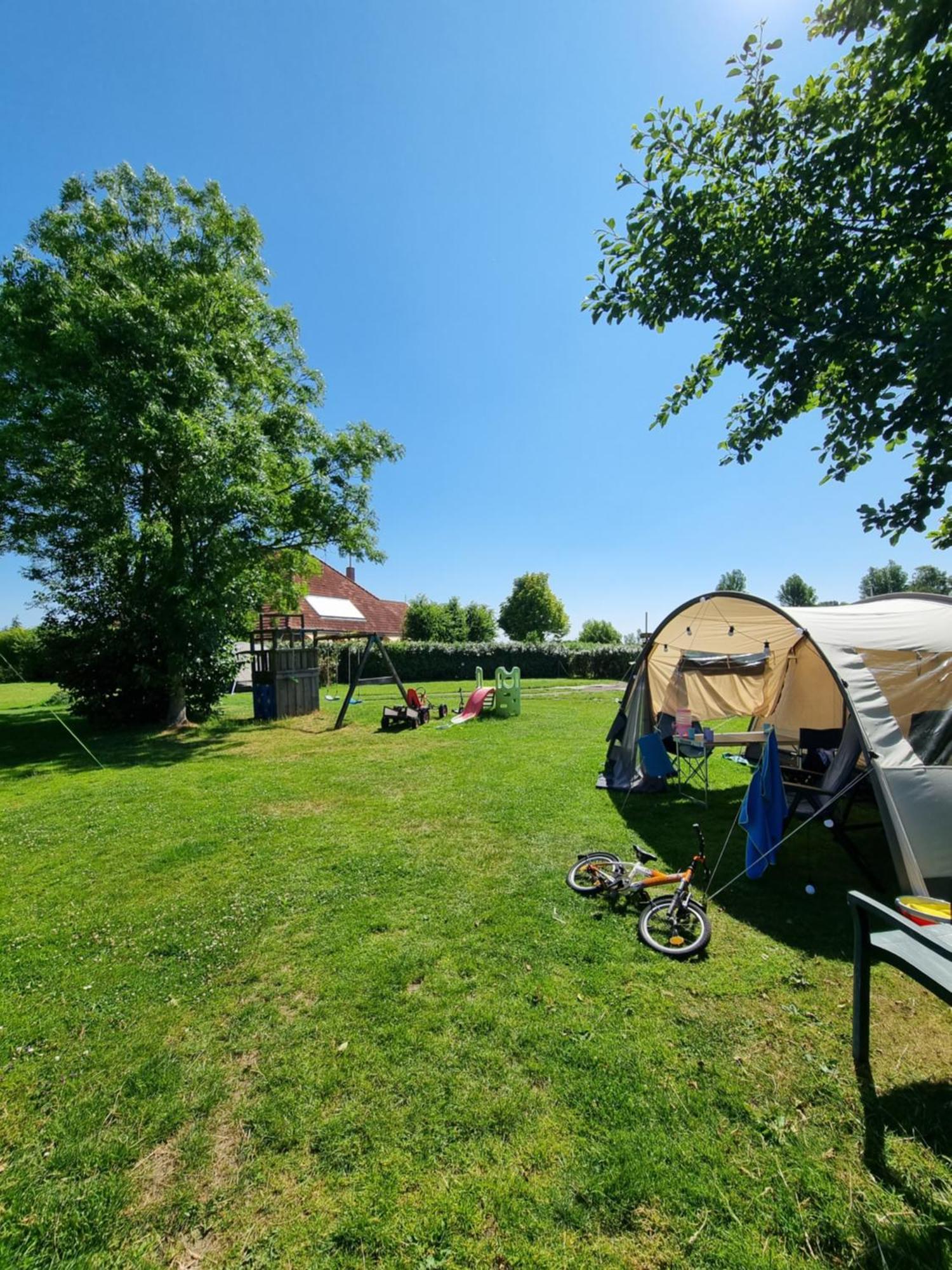 Camping De Tulpenweide Lege Kampeerplaats, Lege Plaats Op Het Gras Zonder Bed Breezand Room photo