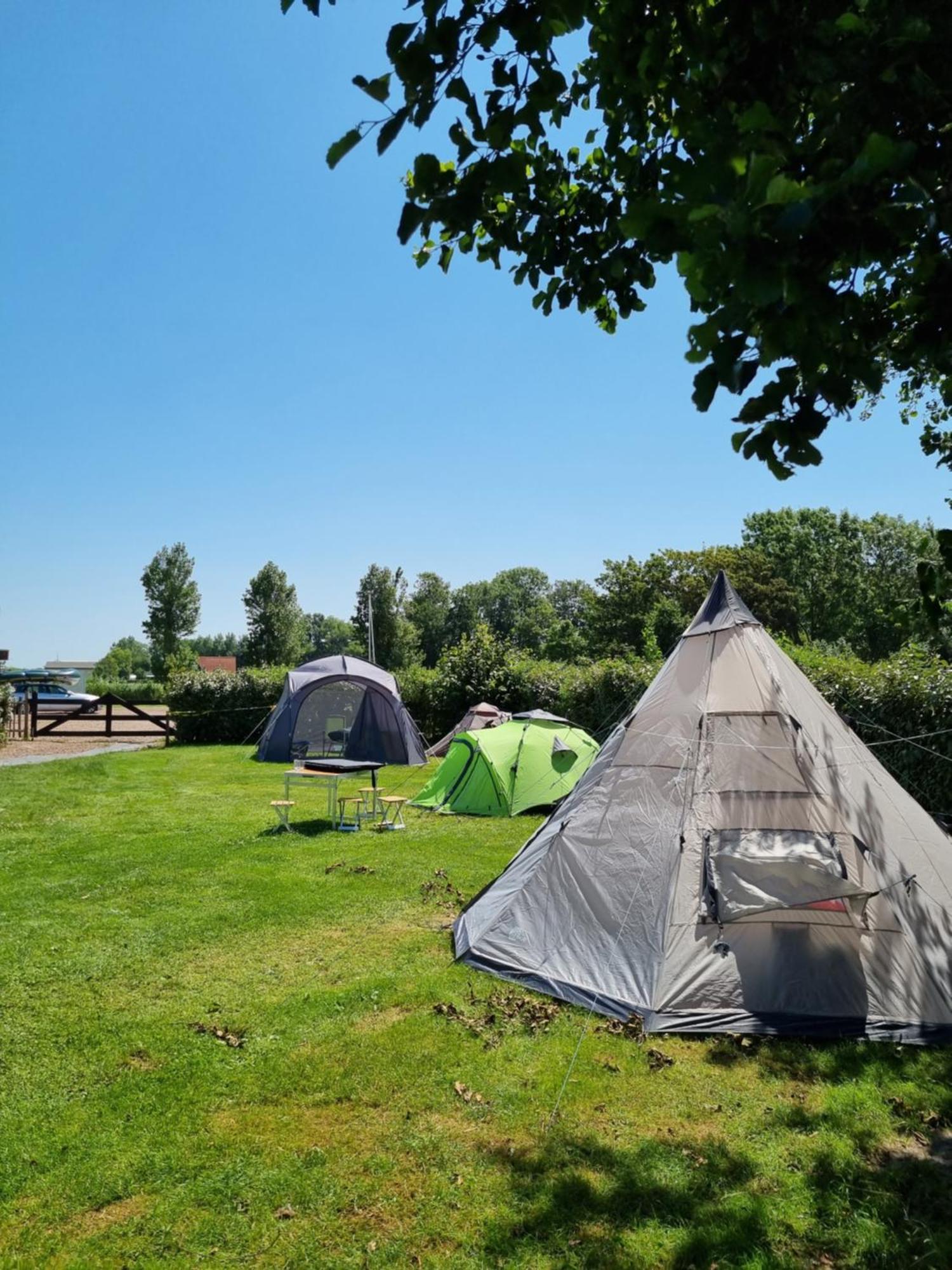 Camping De Tulpenweide Lege Kampeerplaats, Lege Plaats Op Het Gras Zonder Bed Breezand Room photo